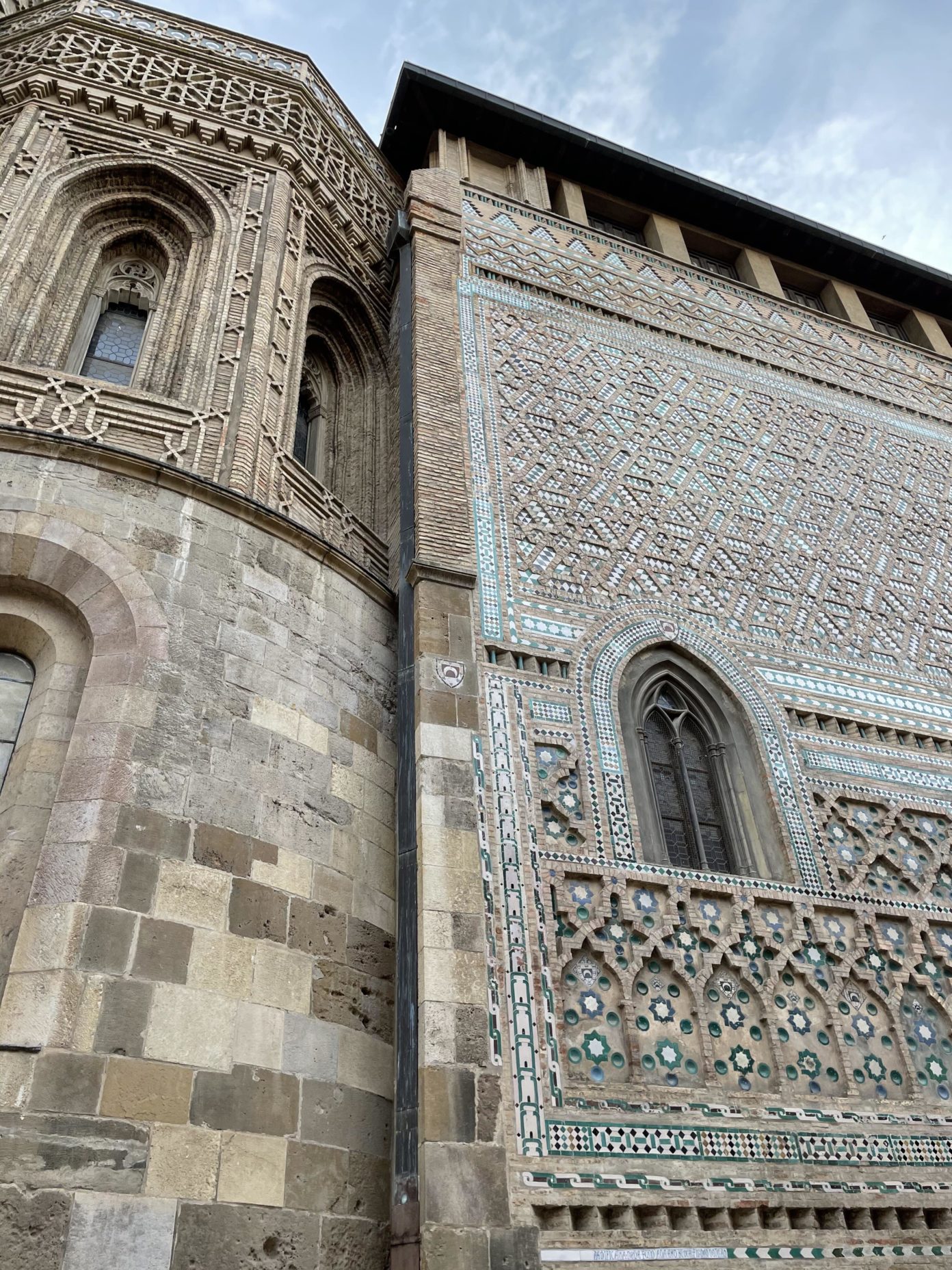 The wall of the Parroquieta de San Miguel Arcángel annexed to the Seo is one of the culminating works of Mudejar architecture. (Go Aragon)